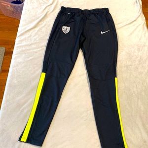 BNWOT NIKE ‘US’ TRAINING WARM-UPS WOMENS medium